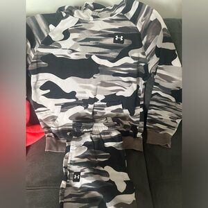 Under Armour Sweatsuit. Size 14/16 Boys.
